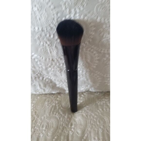 Laura Mercier flawless foundation brush. - Picture 2 of 3